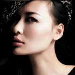 Bí mật của người mắt lõm là “yêu” sớm