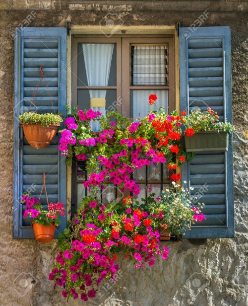 Thiết kế treo những giỏ hoa