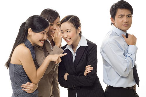 dang-noi-xau-nga-ngua-vi-sep-den-sau-lung