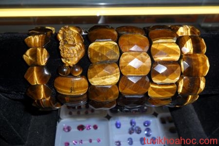 trang-suc-da-mat-ho 2