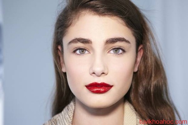 Tư-vấn-che-lông-mày-rậm-và-môi-sưng-do-răng-thưa2