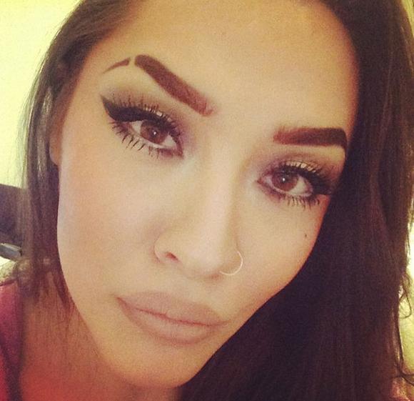 Lông mày đứt đoạn: mừng giận thất thường