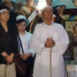 Vì sao có tục mũ gai đai chuối và chống gậy?