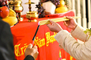  Bài văn khấn gia thần gia tiên khi cưới hỏi