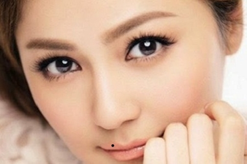 Nốt ruồi đen ở khóe miệng