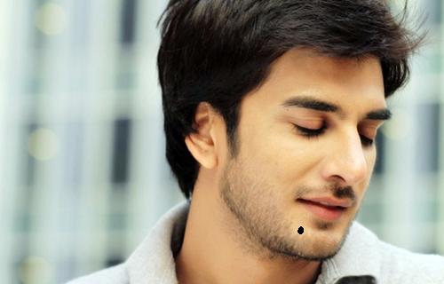 Nốt ruồi ở dưới cằm gần cổ