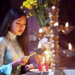 Phụ nữ học Kinh Phật tích đức cho chồng con