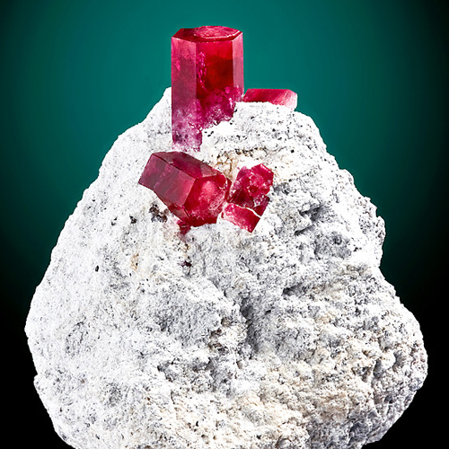 Ngọc lục bảo đỏ có giá bao nhiêu?