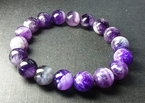 Vòng đeo tay đá thạch anh tím có tác dụng ý nghĩa gì, hợp với mệnh nào?