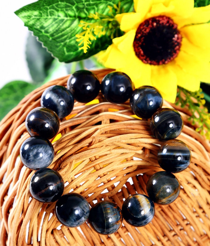 Vòng tay đá mắt hổ có màu sắc đẹp, có hiệu ứng ánh sáng bắt mắt