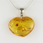 Cách phân biệt thật giả đá hổ phách