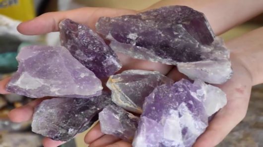 Cách phân biệt những viên đá tự nhiên và đá nhận tạo