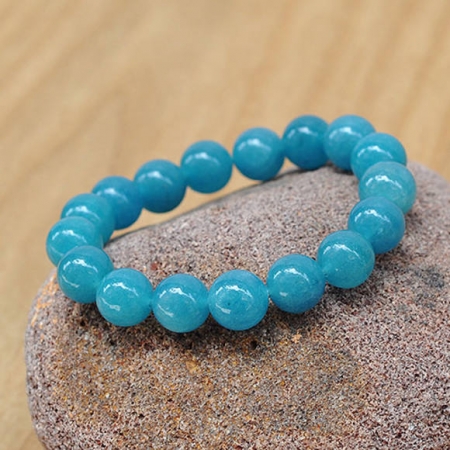 Vòng tay bằng đá Aquamarine màu càng đậm thì có giá bao nhiêu?