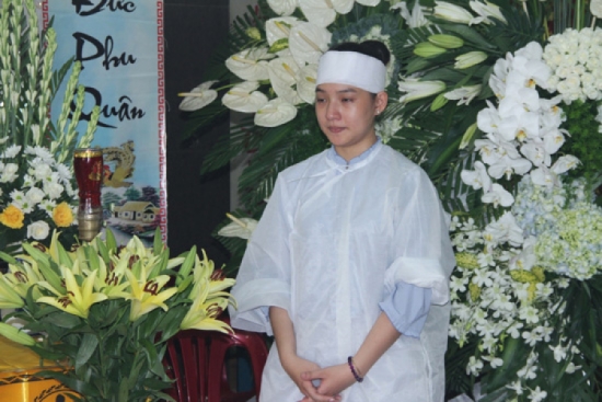 Nằm mơ thấy người khác mặc đồ, đeo đội khăn tang trắng