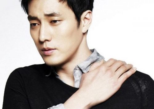 Không có râu hoặc râu luôn được cạo sạch sẽ