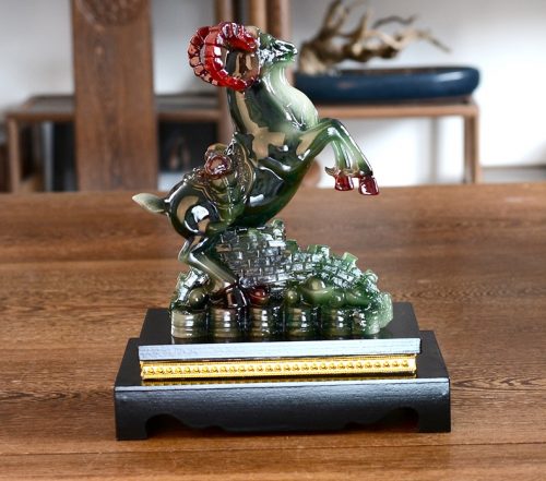 Gia chủ không nên đeo vật phẩm hình dê, vì trong 12 con giáp thì Mùi mang hành Thổ, Sửu cũng mang hành Thổ, Sửu và Mùi là một cặp xung khắc, đối đầu nhau.