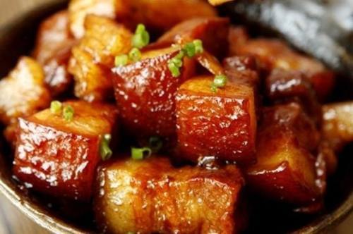 Trong mâm cỗ ngày tết không thể thiếu món thịt kho tàu hấp dẫn