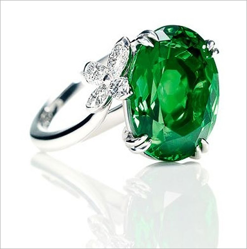 Nhẫn ngọc lục bảo gia chủ đeo vào sẽ tăng cát khí đem lại vận mệnh tốt hơn