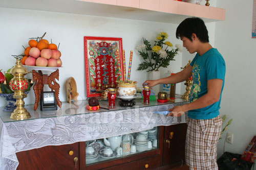 Khi gia chủ dọn dẹp bàn thờ thì lau bát hương và tỉa chân nhang là 2 việc làm quan trọng nhất (ảnh minh họa)