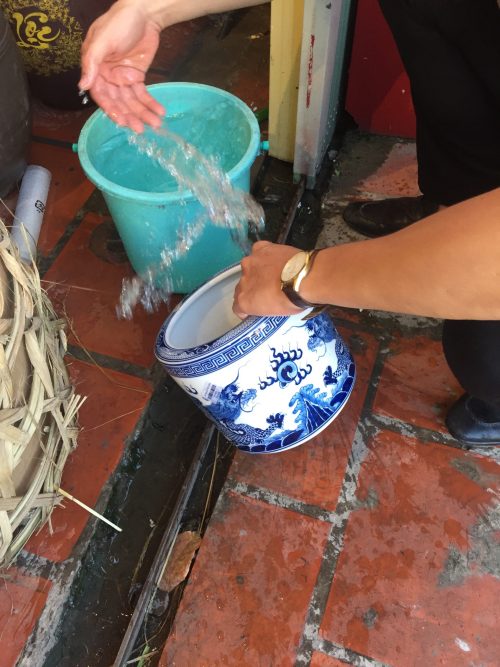 Gia chủ lau dọn bát hương thế nào cho đúng cách (ảnh minh họa)