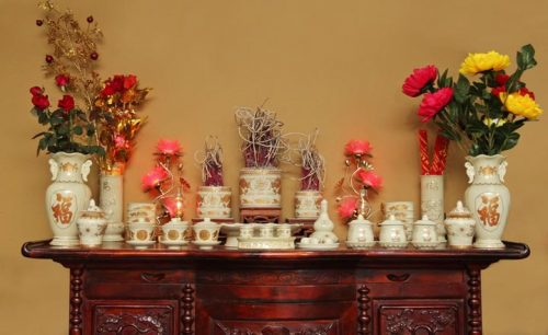 Hoa cúc là một trong số những loại hoa cơ bản để dâng cúng trên trên bàn thờ