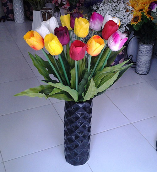 Không nên dùng hoa giả để dâng cúng bàn thờ gia tiên