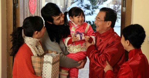 Ngày nay mọi người không đặt nặng chuyện may rủi trong xông đất mà chỉ cần mang lại niềm vui nho nhỏ cho nhau