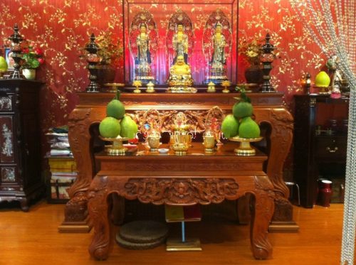 Không nhất thiết phải lau dọn bàn thờ trước khi cúng ông Công ông Táo (ảnh minh họa).