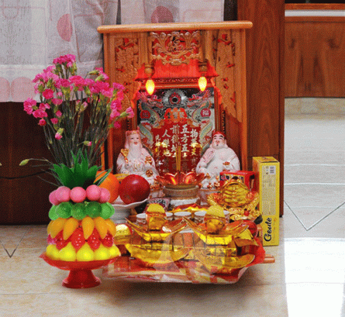 Thắp nhang khấn hóa giải vận xui trong kinh doanh (ảnh minh họa).