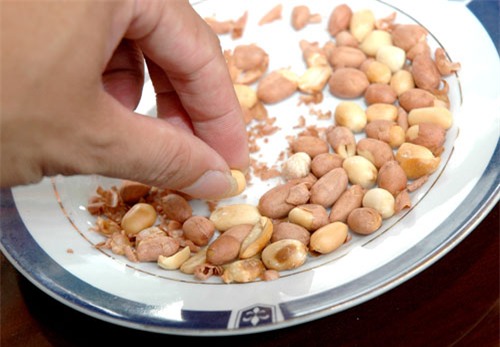 Thí sinh kiêng không ăn lạc trước giờ thi vì sợ sẽ bị làm lạc bài (ảnh minh họa).