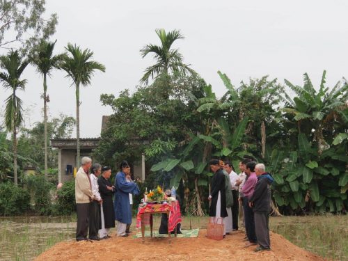 Lễ động thổ để xin phép thổ thần nơi công trình tọa lạc vì đã làm phiền đến thổ thần. Sau đó là để cầu cho quá trình làm nhà không gặp điều gì xui xẻo (ảnh minh họa).