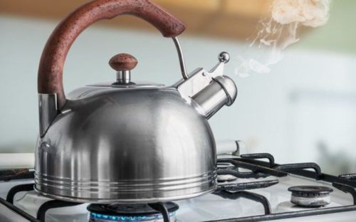 Ngày đầu tiên khi dọn về nhà mới, chủ nhà nên đun một ấm nước sôi để cho nguồn tài chính của gia đình được dồi dào (ảnh minh họa).