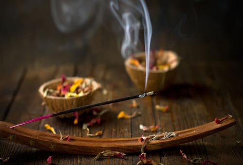 Theo kinh nghiệm thì khi dọn về nhà mới ở nên xông nhà để xua tan chướng khí không tốt lâu ngày được tích tụ trong nhà. Đồng thời, còn xua tan đi các loại vi khuẩn hay côn trùng không tốt (ảnh minh họa).