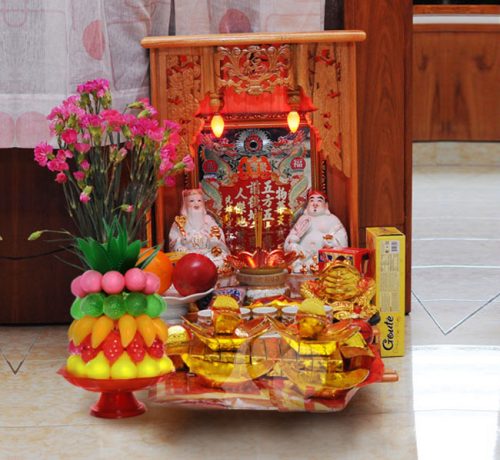 Khi chuẩn bị dọn về nhà mới, chủ nhà cần chuẩn bị lễ vật như hoa, hương, trà, quả, trầu cau, bán kẹo. Và mâm lễ xôi gà, rượu thịt để cúng Thổ thần và Thổ địa vào ngày dọn về nhà mới (ảnh minh họa).