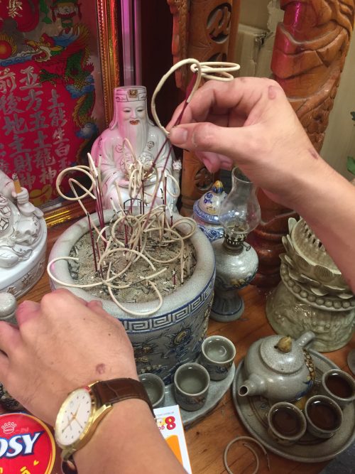 Lau bát hương và tỉa chân hương là 2 việc quan trọng nhất cần phải làm của gia chủ khi dọn dẹp, trang hoàng bàn thờ đón tết. Chính vì vậy, gia chủ cần phải làm một cách thành tâm nhất và thận trọng nhất (ảnh minh họa).