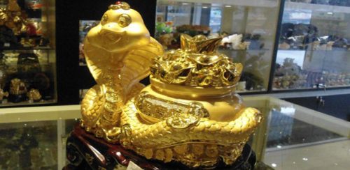 Rắn biểu tượng cho sự tái sinh và mang lại điều may mắn cho gia chủ tuổi Kỷ Sửu. Nếu đặt ở phòng làm việc của mình, mang đi hết những điều không may đem lại những vận may tốt đẹp cho gia chủ.