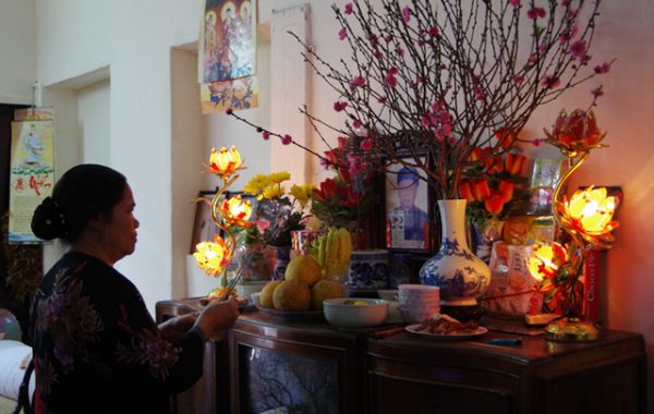 Có nên thắp hương liên tục trong những ngày Tết