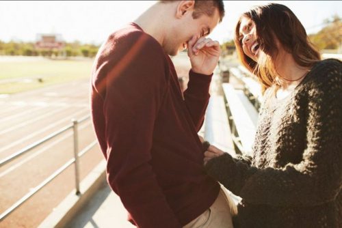 Bảo Bình là cung có tính cách bên trong muốn có cuộc trò chuyện vui vẻ, rôm rã (ảnh minh họa).