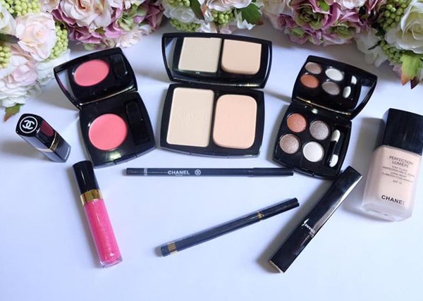 Tặng bộ đồ trang điểm