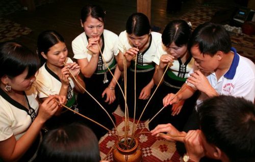 Tục lệ uống rượu cần