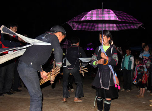 Tục thổi khèn tìm bạn tình ở chợ tình Sa Pa