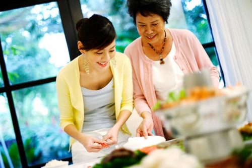 Mẹ Ma Kết là người sống luôn rất tình cảm, vì thế bạn hãy dành thời gian để ở bên và tâm sự với Mẹ (ảnh minh họa).