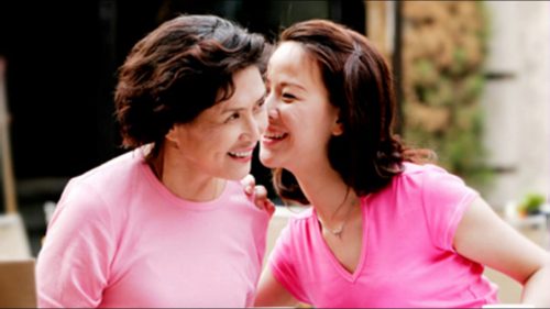 Mẹ bạn là người rất hay tự hào về con cái và thích khoe niềm vui ấy với mọi người (ảnh minh họa).