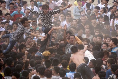 Đi lễ hội xảy ra nhiều hiện tưởng hay có thể gọi là vô văn hóa khi tranh giành giật lộc (ảnh minh họa).