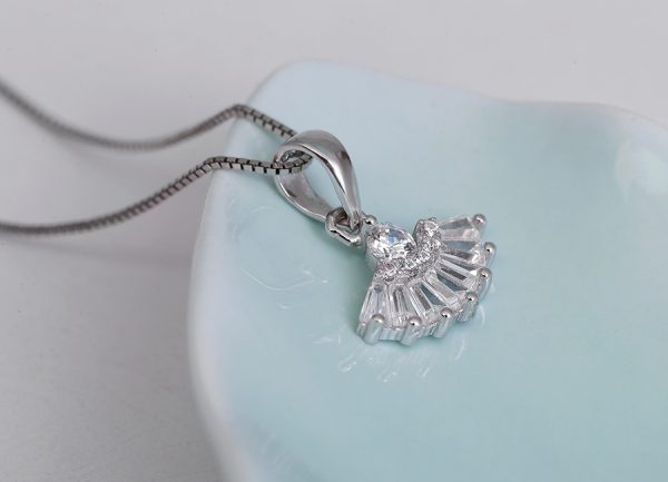 Đeo mặt dây chuyền hình quạt