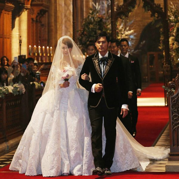 Mơ thấy mặc váy cưới vào lễ đường